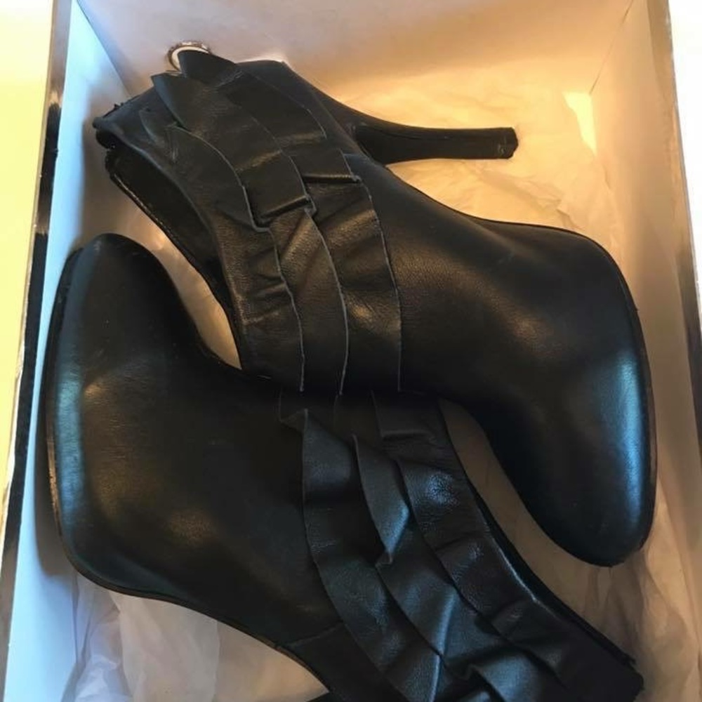 Kelsi Dagger black leather ruffle bootie sz 8